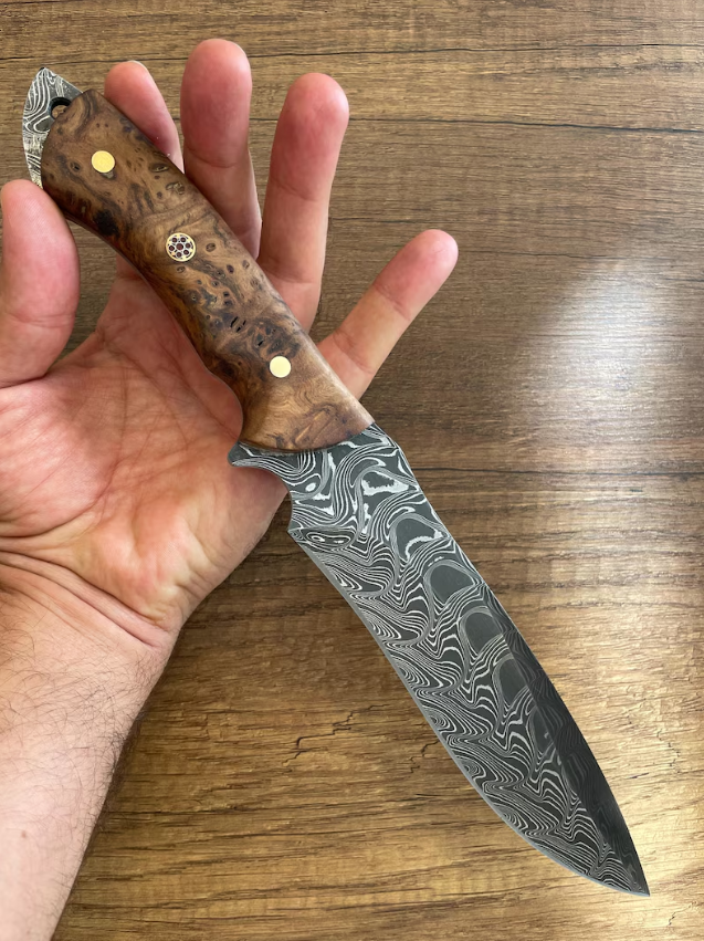 Eredeti damaszkuszi Bowie kés gesztenyefa nyéllel, 150 rétegű kovácsolással, kézzel készített kovácsművésszel. Ár