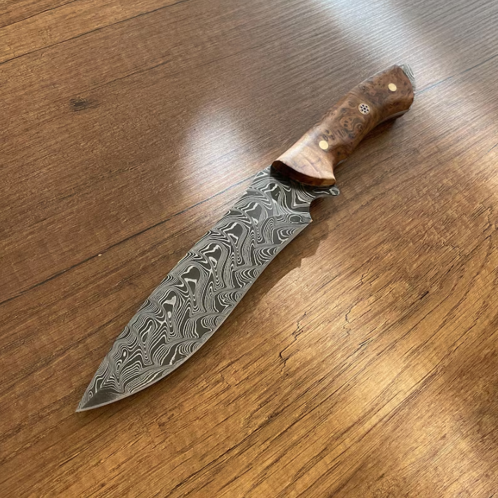 Eredeti damaszkuszi Bowie kés gesztenyefa nyéllel, 150 rétegű kovácsolással, kézzel készített kovácsművésszel. Ár