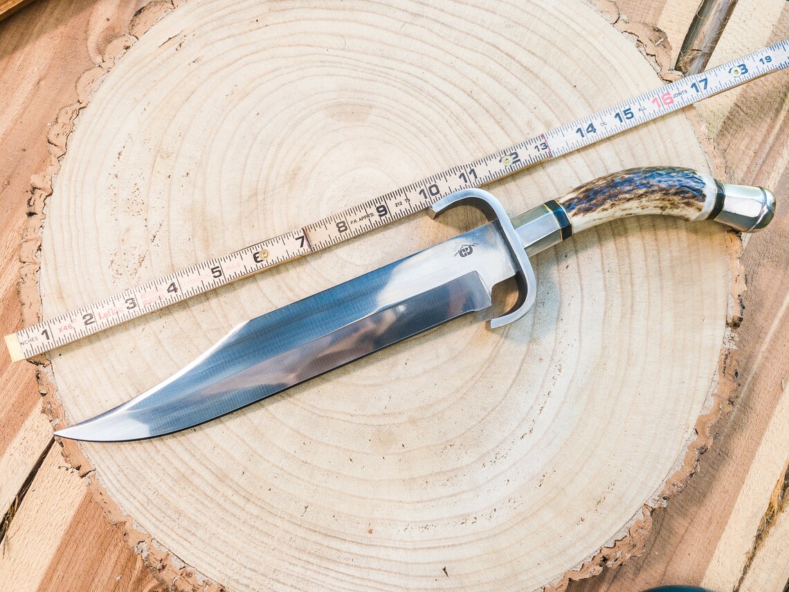 Bowie vadászkés szarvasaganccsal, kézzel kovácsolt 1085 acélból, szarvasagancs nyéllel.