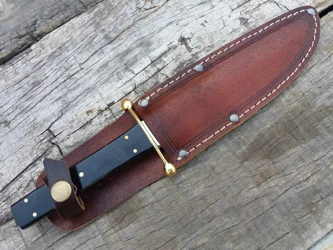 Kézzel készített Bowie kés D2 acélból, bivalyszarv nyéllel, bőr tokkal