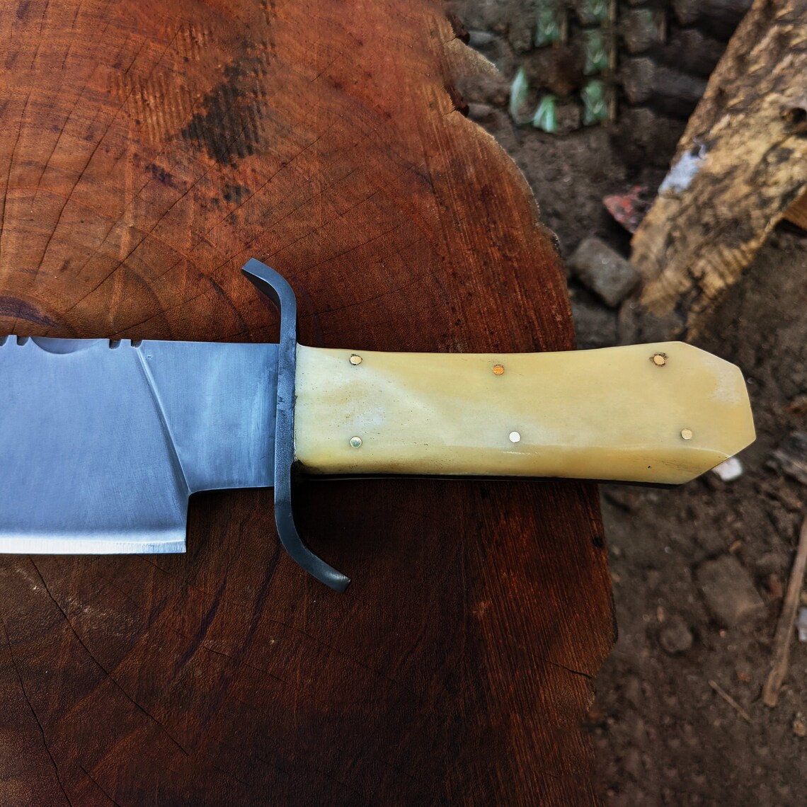 Kézzel készített Bowie kés: 5160 rugóacél, stabil csontnyél