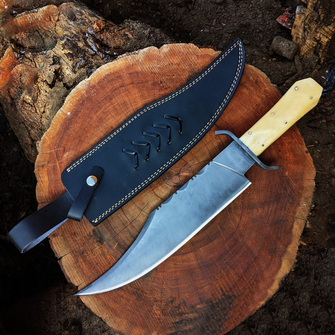 Kézzel készített Bowie kés: 5160 rugóacél, stabil csontnyél