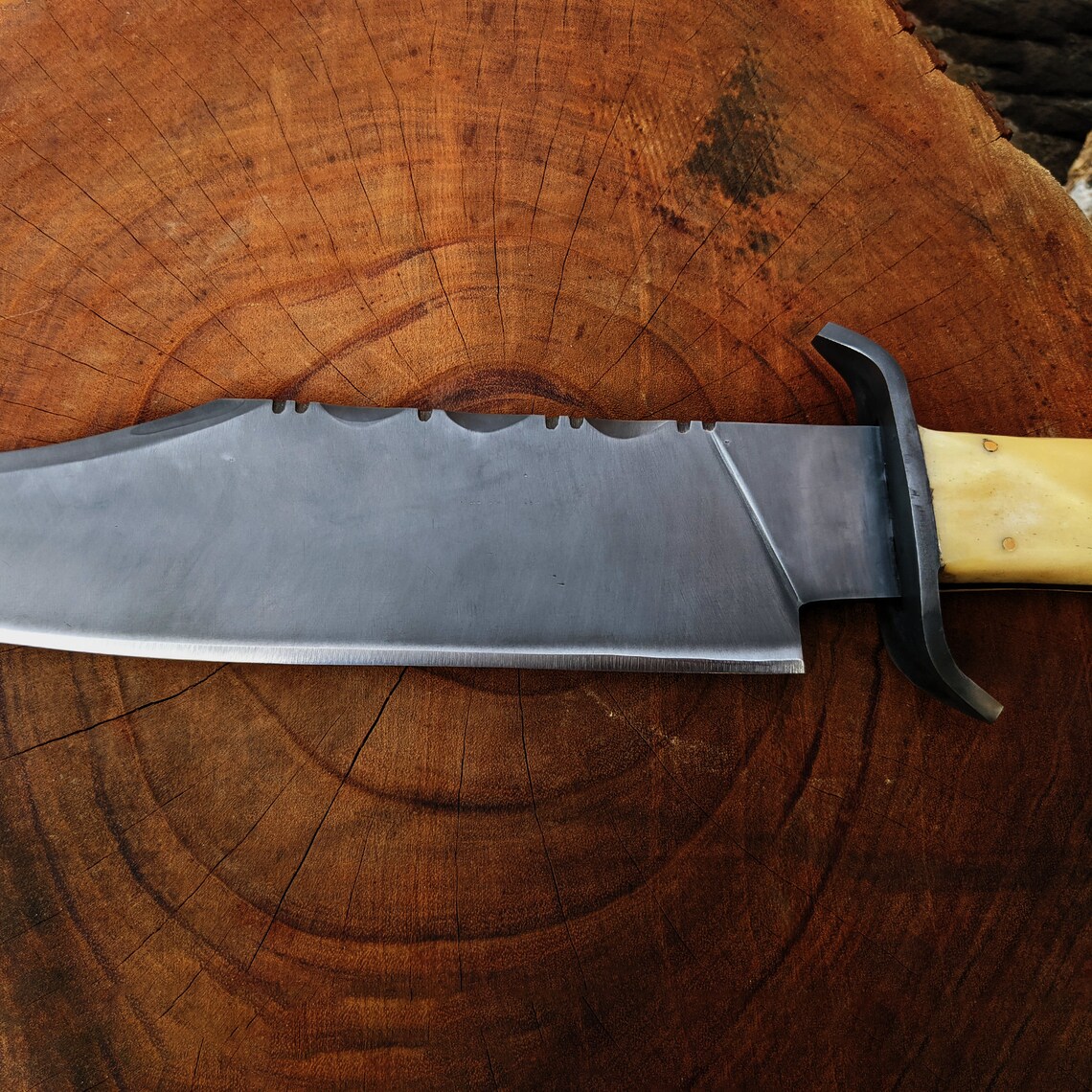 Kézzel készített Bowie kés: 5160 rugóacél, stabil csontnyél