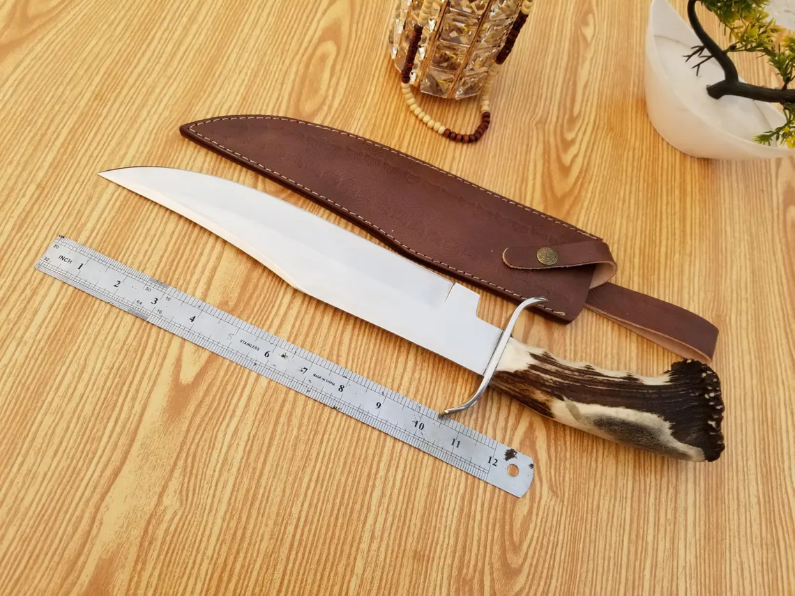 Kézzel készített Bowie vadászkés D2 acélból: szarvasagancsból készült nyél, bőrtok