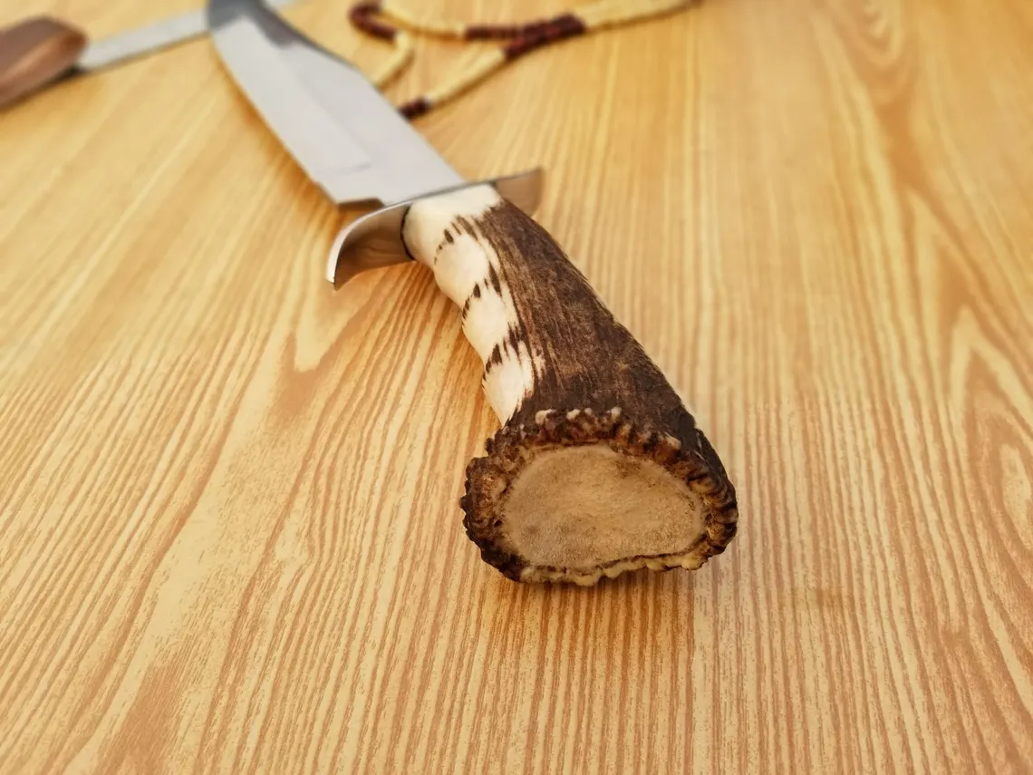 Kézzel készített Bowie vadászkés D2 acélból: szarvasagancsból készült nyél, bőrtok