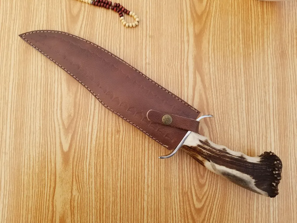 Kézzel készített Bowie vadászkés D2 acélból: szarvasagancsból készült nyél, bőrtok