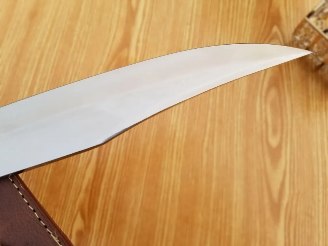 Kézzel készített Bowie vadászkés D2 acélból: szarvasagancsból készült nyél, bőrtok