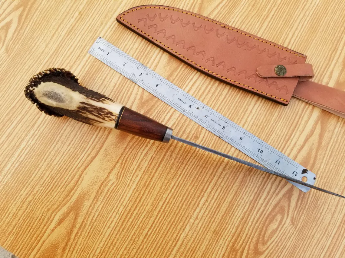 Kézzel készített Bowie vadászkés D2 acélból: szarvasagancsból készült nyél, bőrtok