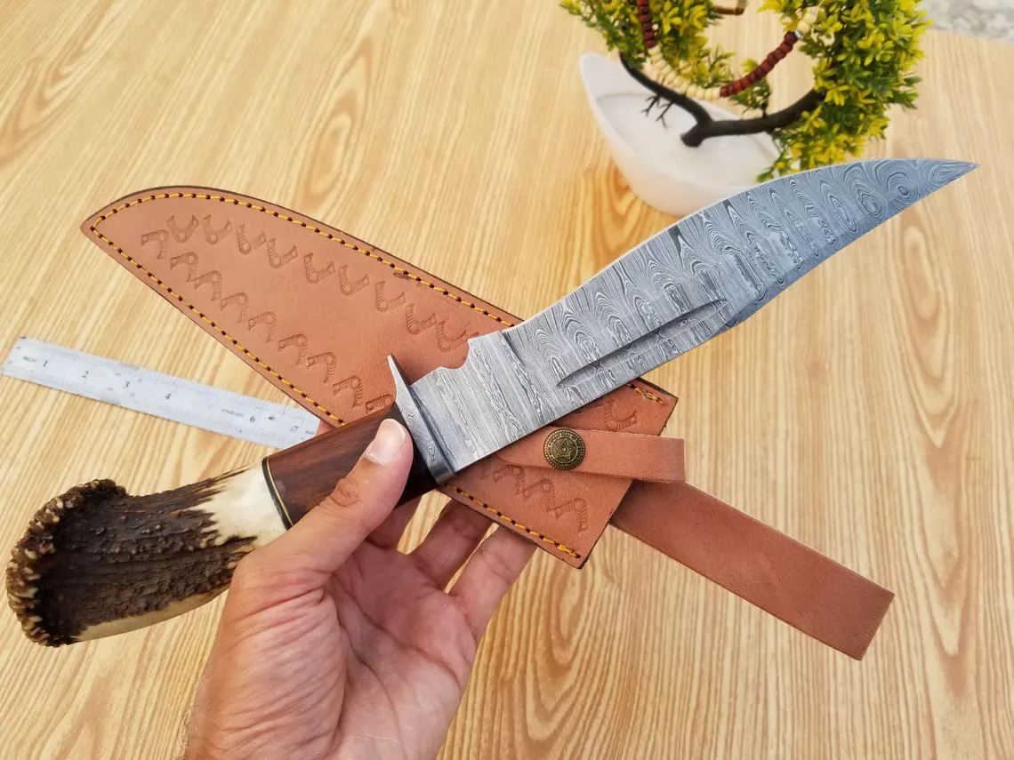 Kézzel készített Bowie vadászkés D2 acélból: szarvasagancsból készült nyél, bőrtok