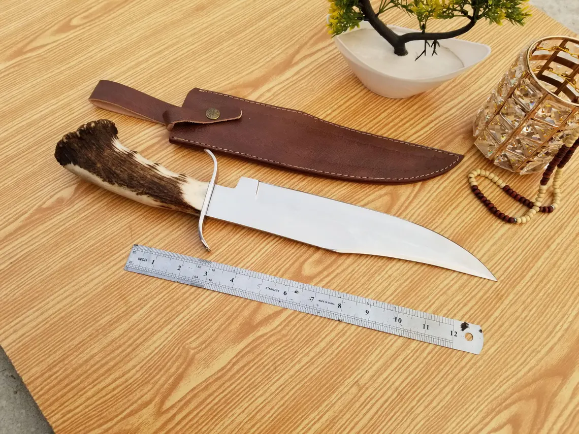 Kézzel készített Bowie vadászkés D2 acélból: szarvasagancsból készült nyél, bőrtok