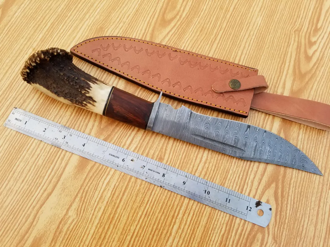 Kézzel készített Bowie vadászkés D2 acélból: szarvasagancsból készült nyél, bőrtok