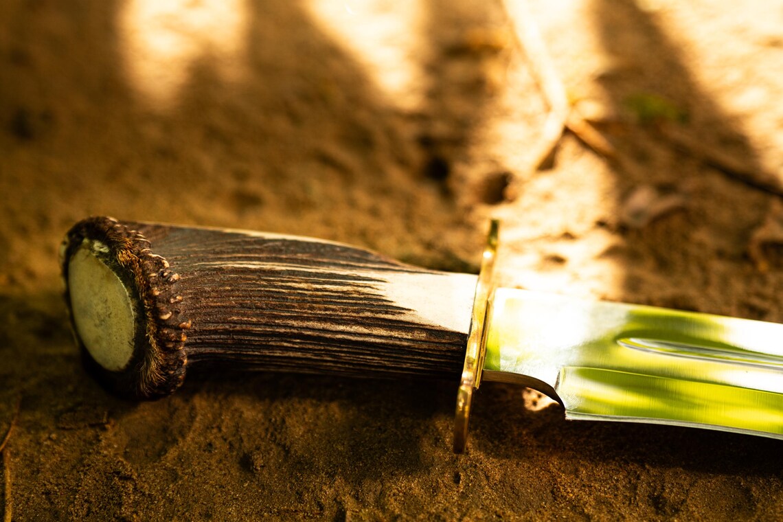 Kézzel készített Bowie kés szénacél szarvból