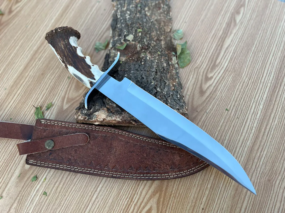 Kézzel készített Bowie vadászkés D2 acélból: szarvasagancsból készült nyél, bőrtok