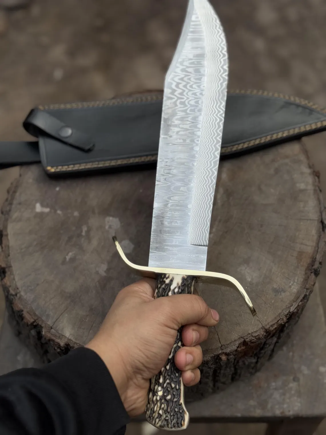 Kézzel készített damaszkuszi acél Bowie kés: agancsból készült nyél, bőrtok