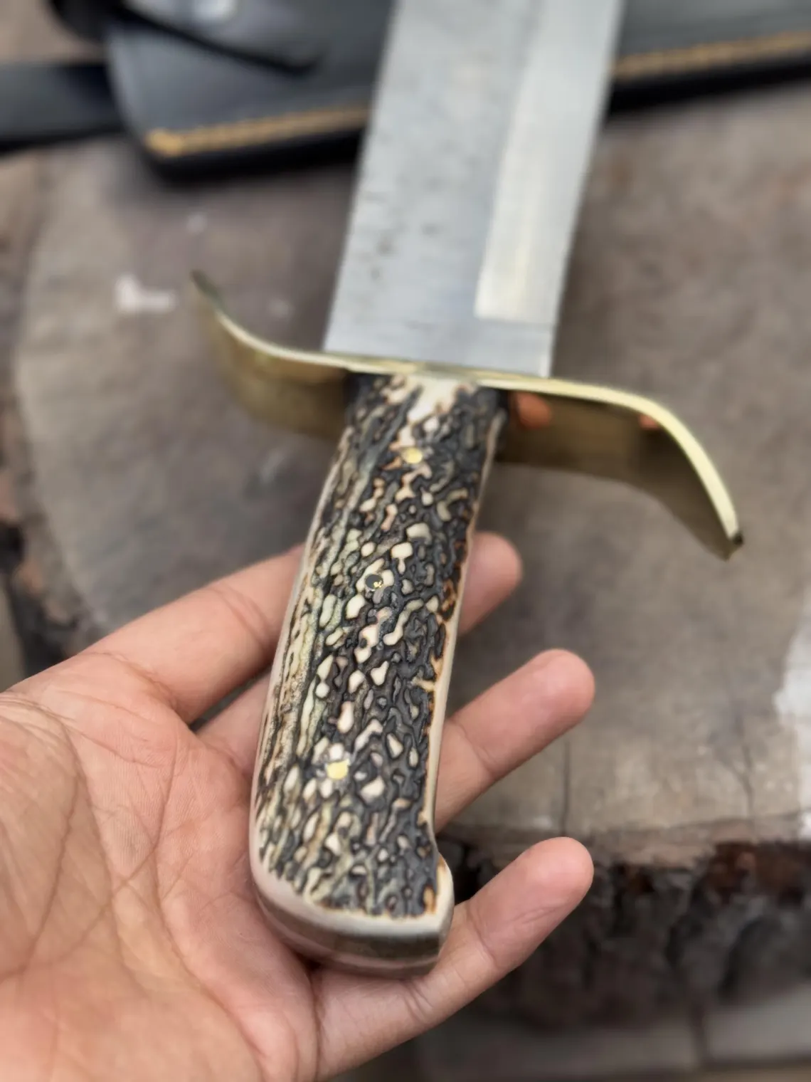 Kézzel készített damaszkuszi acél Bowie kés: agancsból készült nyél, bőrtok