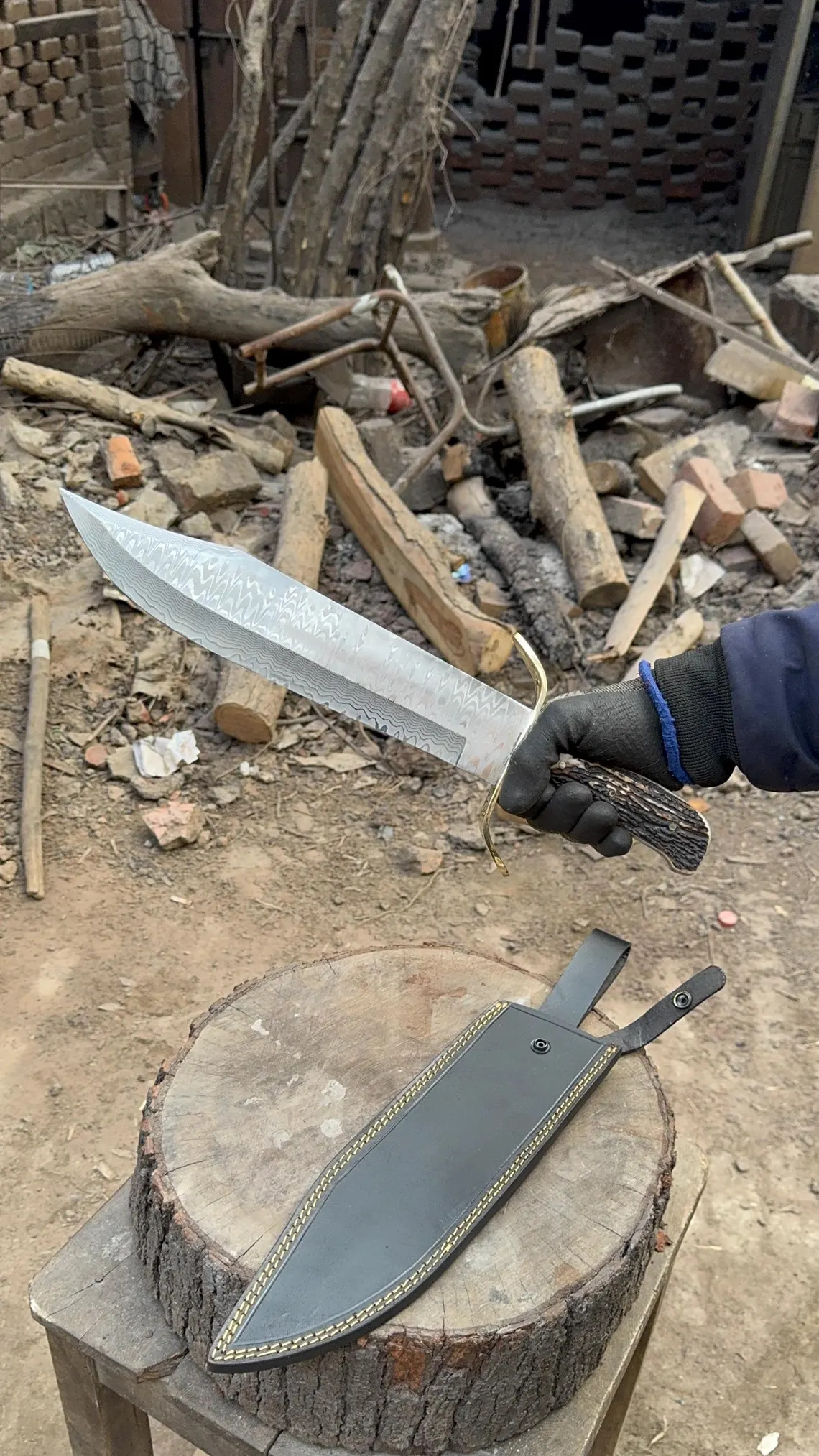 Kézzel készített damaszkuszi acél Bowie kés: agancsból készült nyél, bőrtok