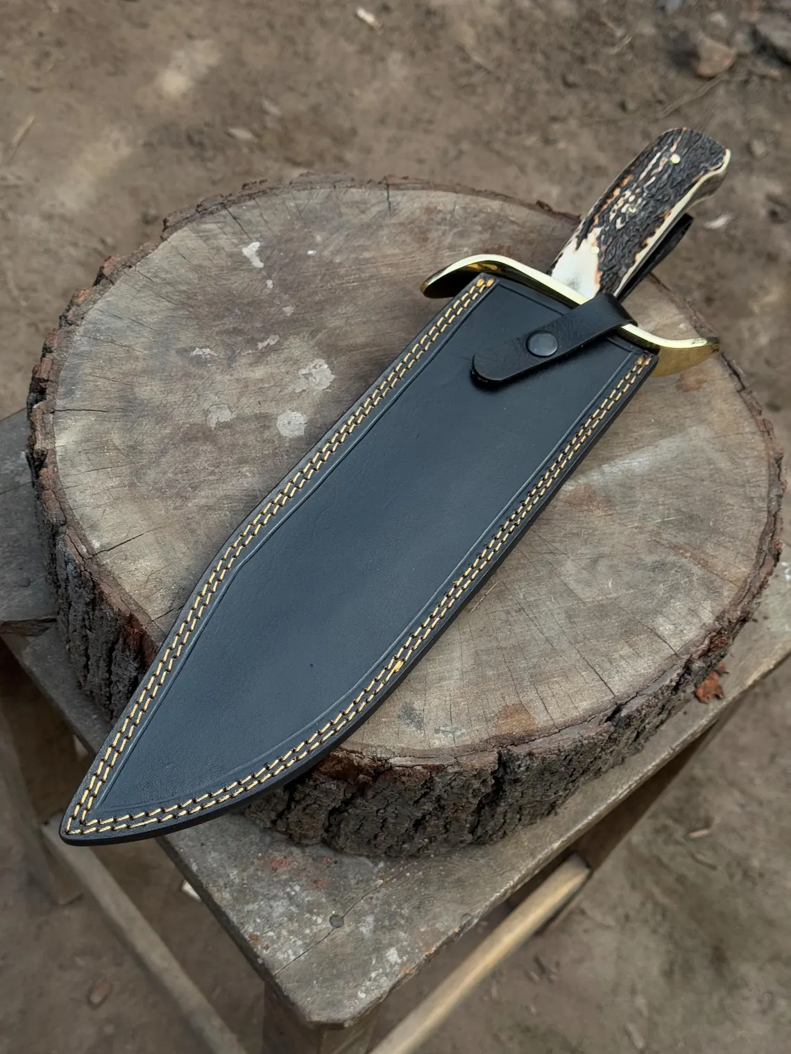 Kézzel készített damaszkuszi acél Bowie kés: agancsból készült nyél, bőrtok