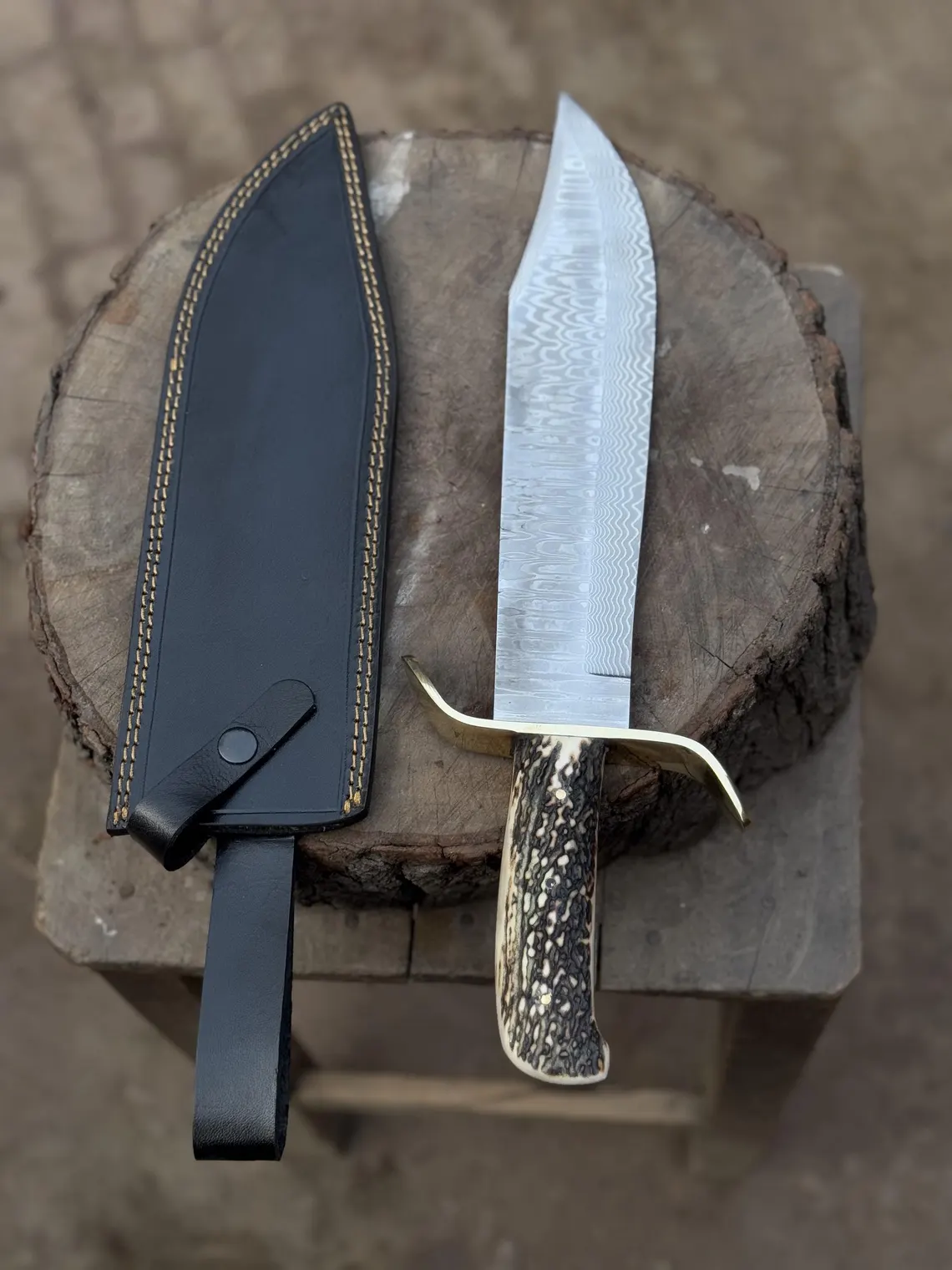 Kézzel készített damaszkuszi acél Bowie kés: agancsból készült nyél, bőrtok