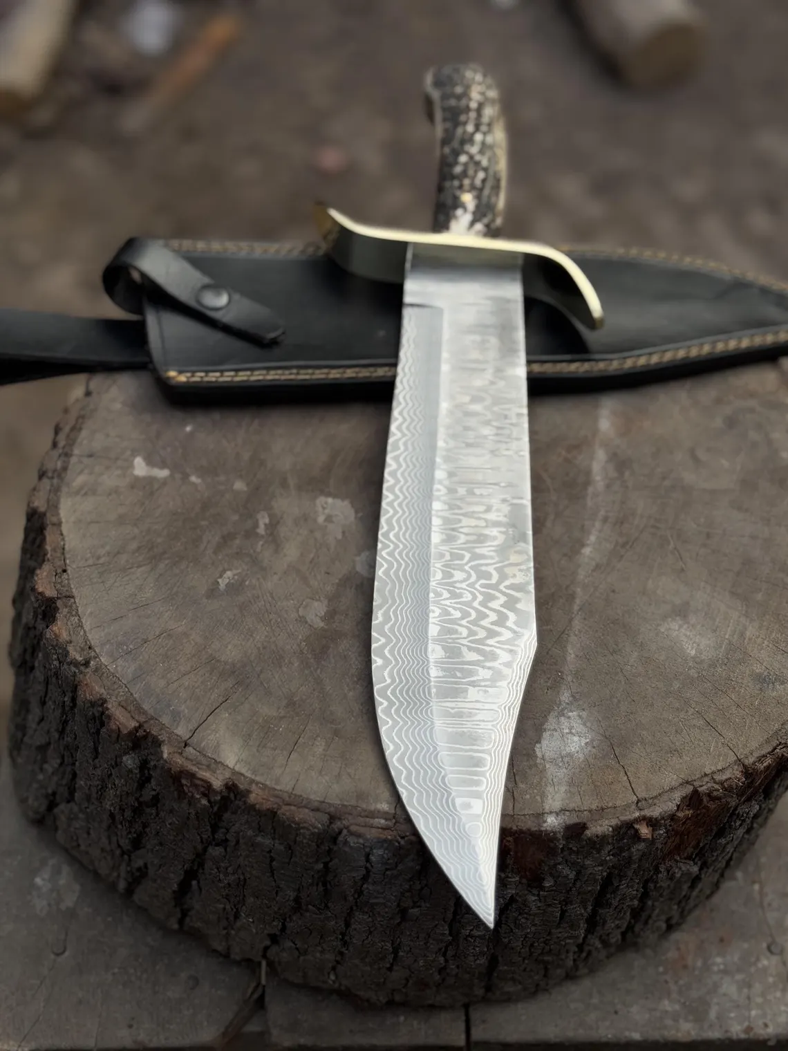 Kézzel készített damaszkuszi acél Bowie kés: agancsból készült nyél, bőrtok