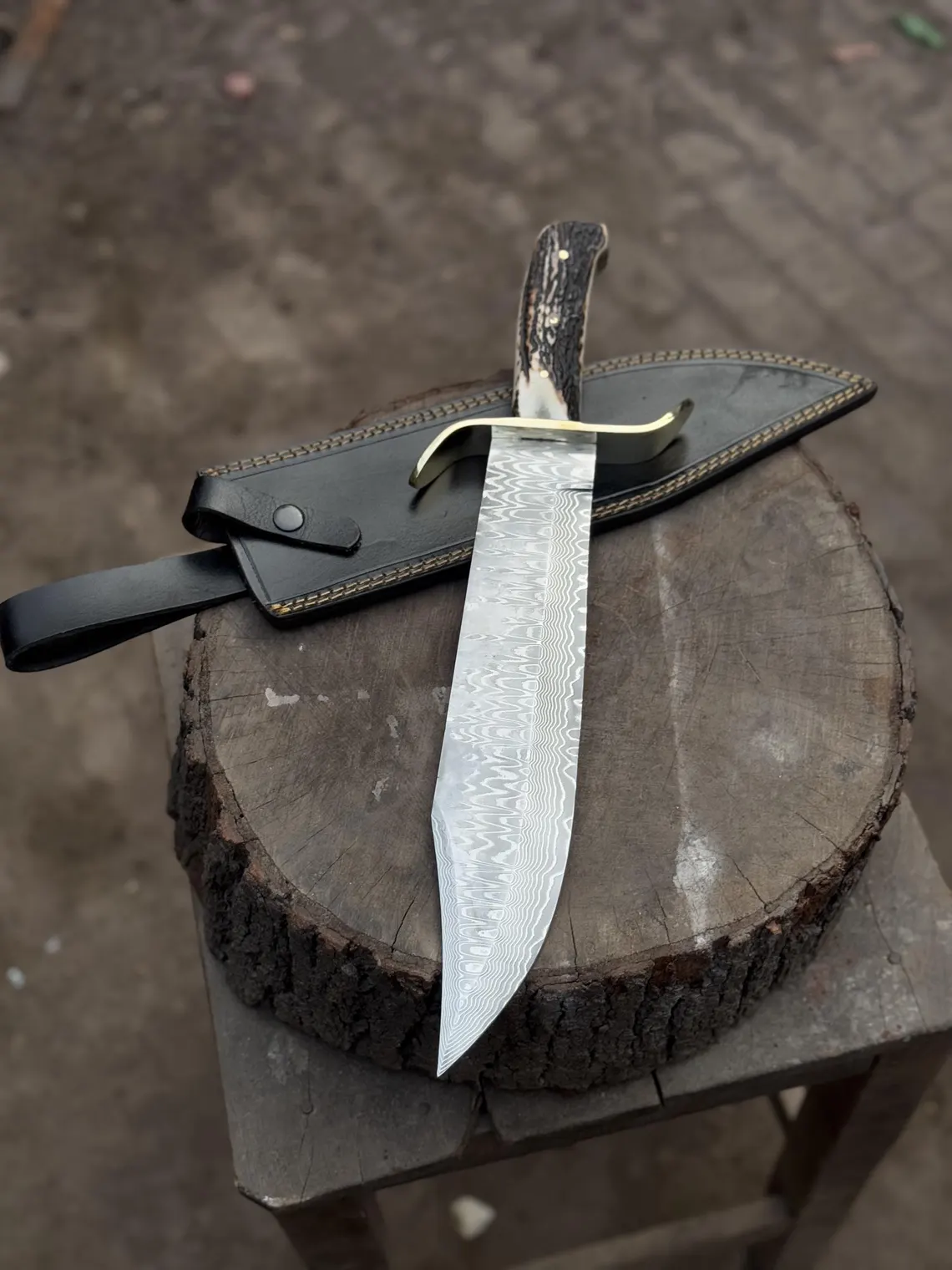 Kézzel készített damaszkuszi acél Bowie kés: agancsból készült nyél, bőrtok