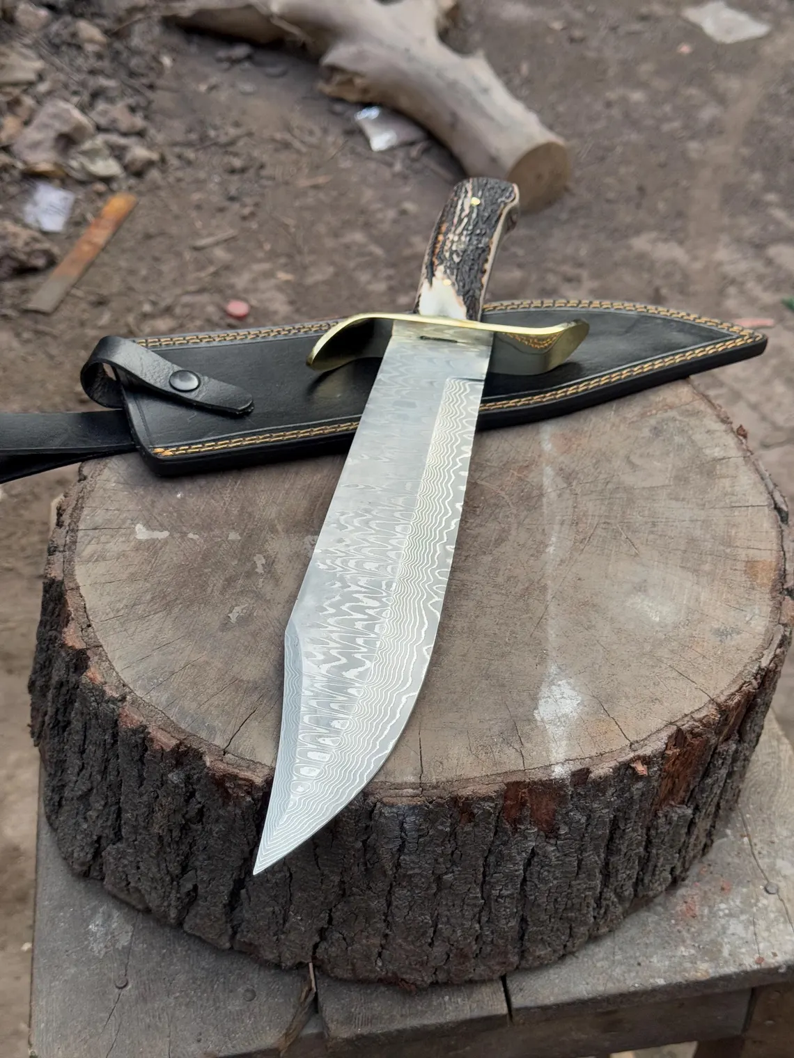 Kézzel készített damaszkuszi acél Bowie kés: agancsból készült nyél, bőrtok