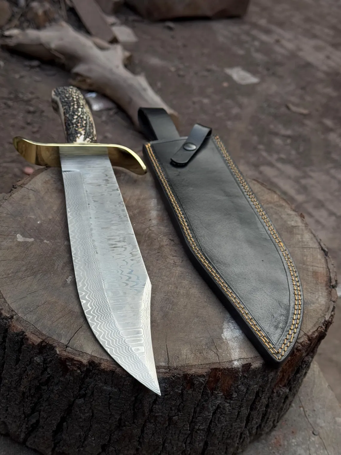 Kézzel készített damaszkuszi acél Bowie kés: agancsból készült nyél, bőrtok