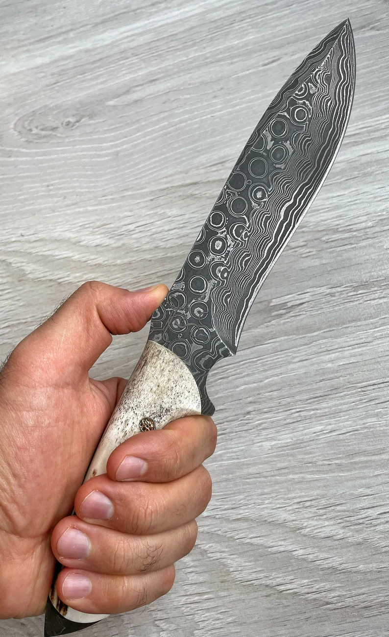 Eredeti damaszkuszi Bowie kés szarvasaganccsal és juharfa nyéllel, 150 rétegű kovácsolás, kovácsmester kézzel készített.