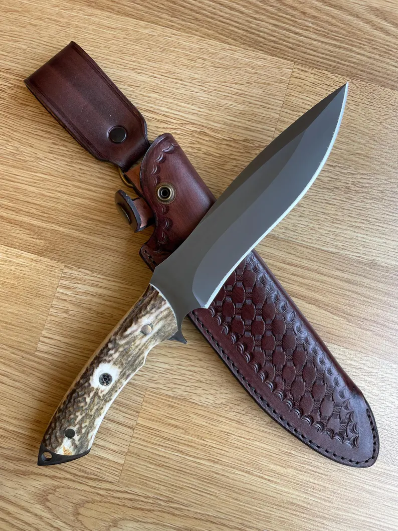 Kovácsmester kézzel készített - 1075 szénacél penge, szarvasagancs nyél - kempingkés - vadászkés