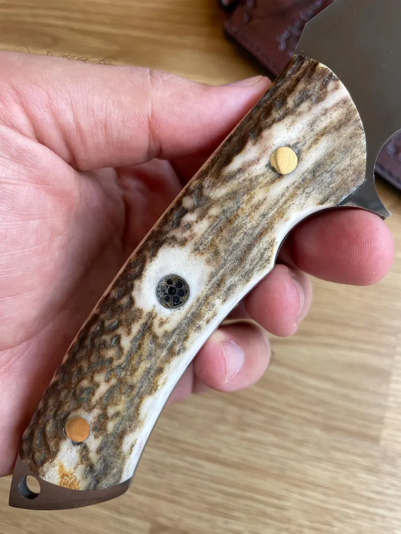 Kovácsmester kézzel készített - 1075 szénacél penge, szarvasagancs nyél - kempingkés - vadászkés