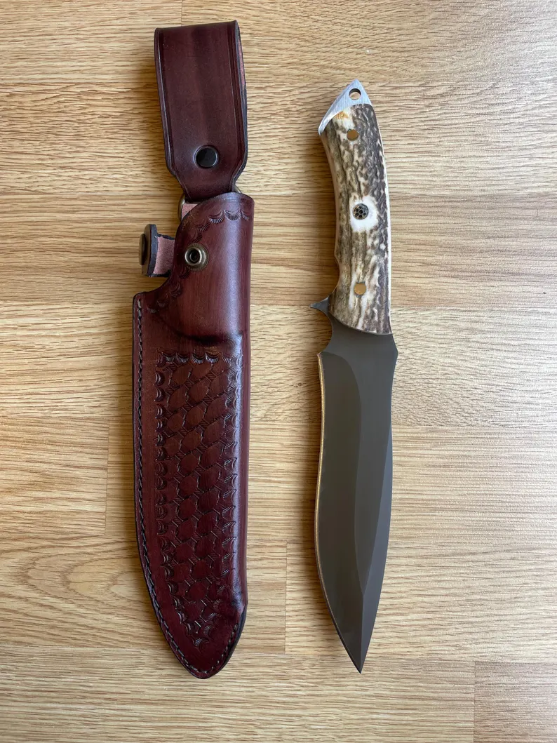 Kovácsmester kézzel készített - 1075 szénacél penge, szarvasagancs nyél - kempingkés - vadászkés