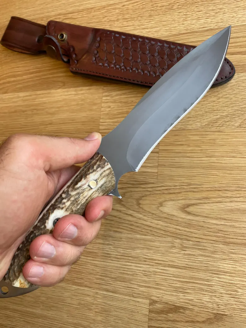 Kovácsmester kézzel készített - 1075 szénacél penge, szarvasagancs nyél - kempingkés - vadászkés