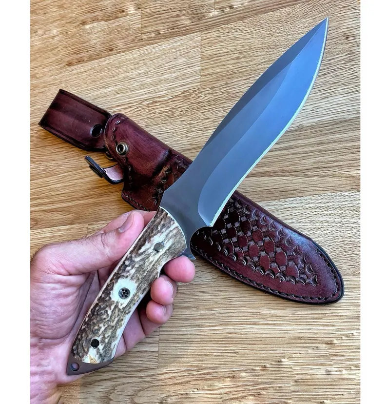 Kovácsmester kézzel készített - 1075 szénacél penge, szarvasagancs nyél - kempingkés - vadászkés