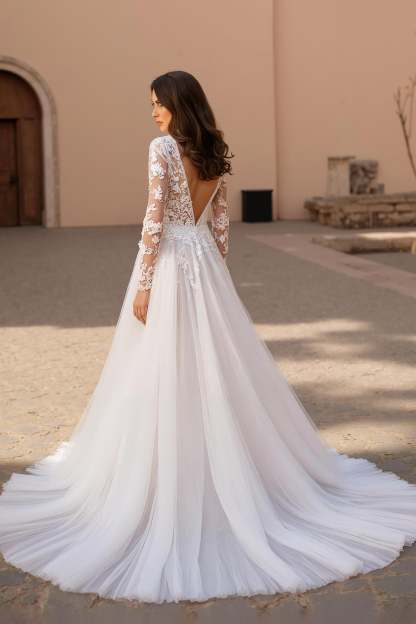 Ivory Ball Gown V-Neck Long Sleeves Tulle Wedding Dress with Lace