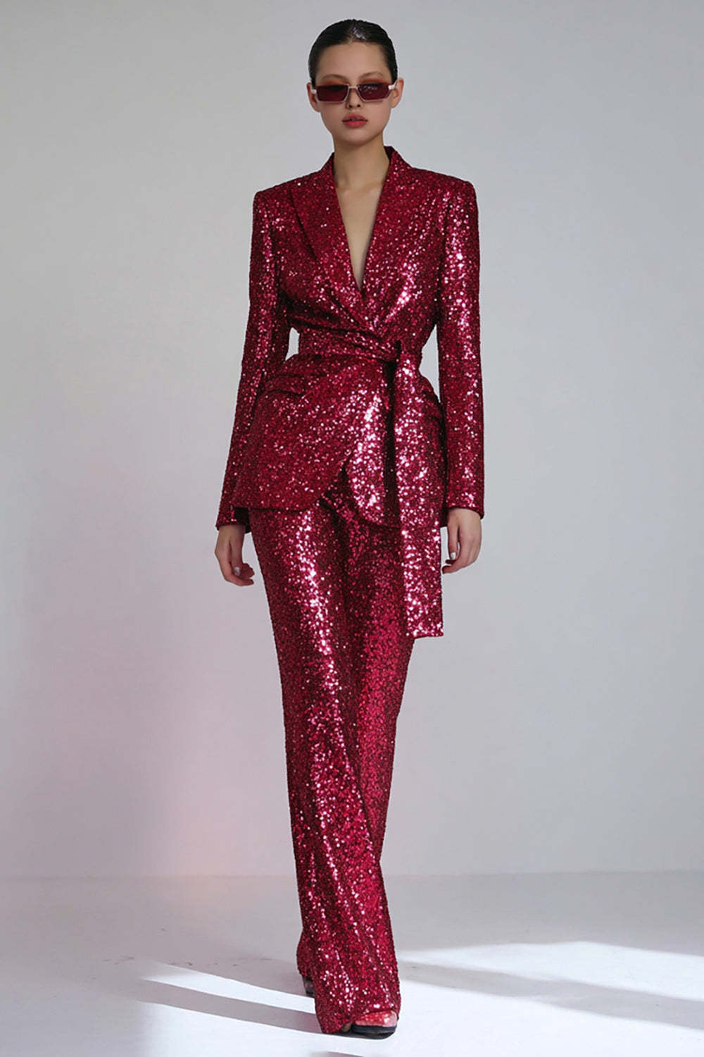 Leely Women Sparkly Red 2 Piece Sequins Fitted Women Prom Suits with Sash Peak Lapel Party Tuxedo with Sleeves