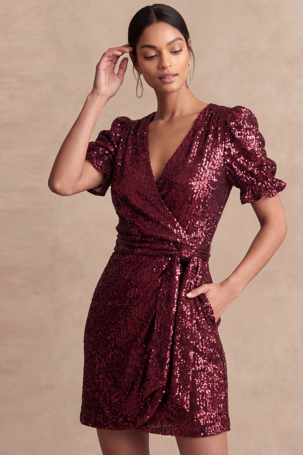 Sparkly Burgundy Bodycon V Neck Short Summer Wedding Guest Dress
