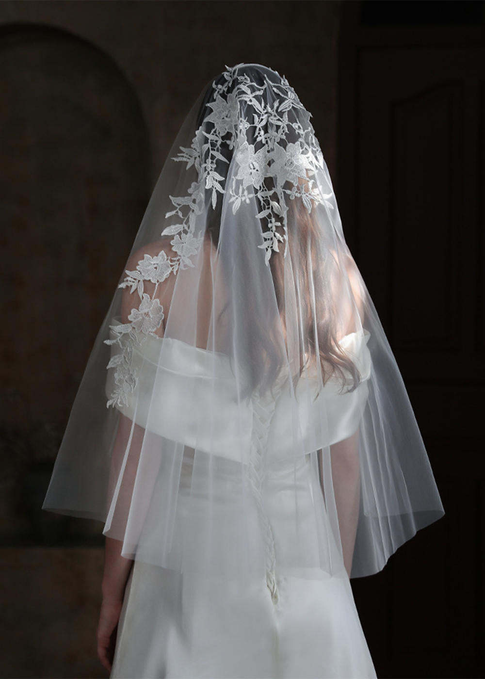 Two-tier Lace Applique Tulle Hip Length Bridal Veils