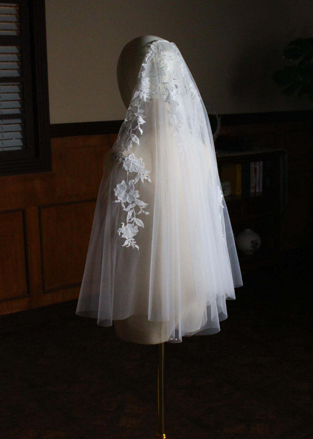 Two-tier Lace Applique Tulle Hip Length Bridal Veils