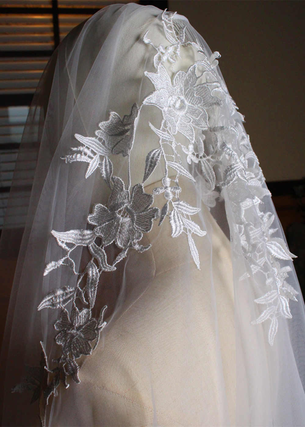 Two-tier Lace Applique Tulle Hip Length Bridal Veils