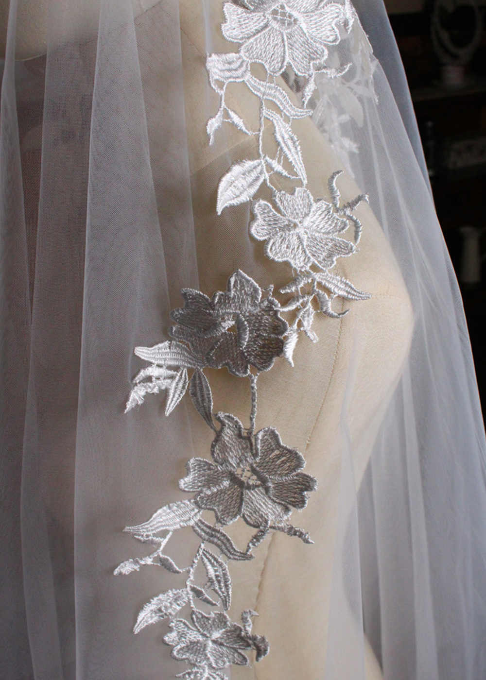 Two-tier Lace Applique Tulle Hip Length Bridal Veils