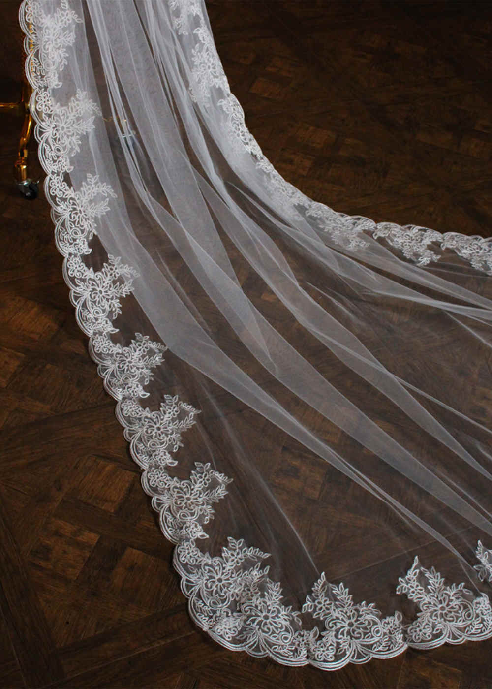 One-tier Tulle Chapel Bridal Veils With Applique Lace