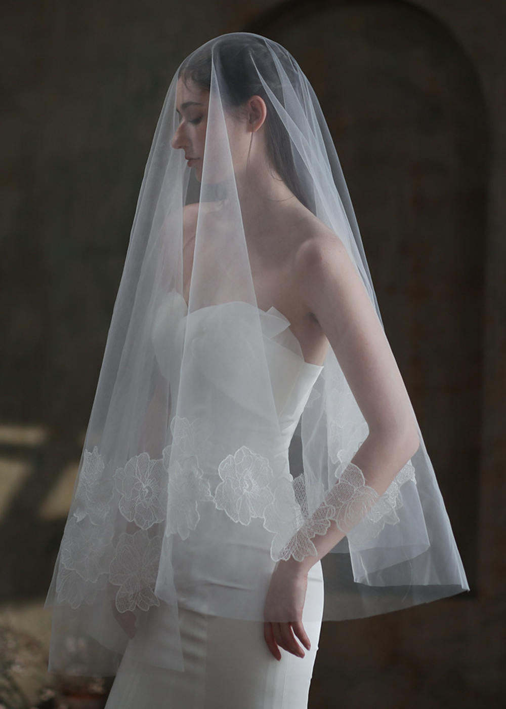 One-tier Lace Applique Tulle Fingertip Bridal Veils
