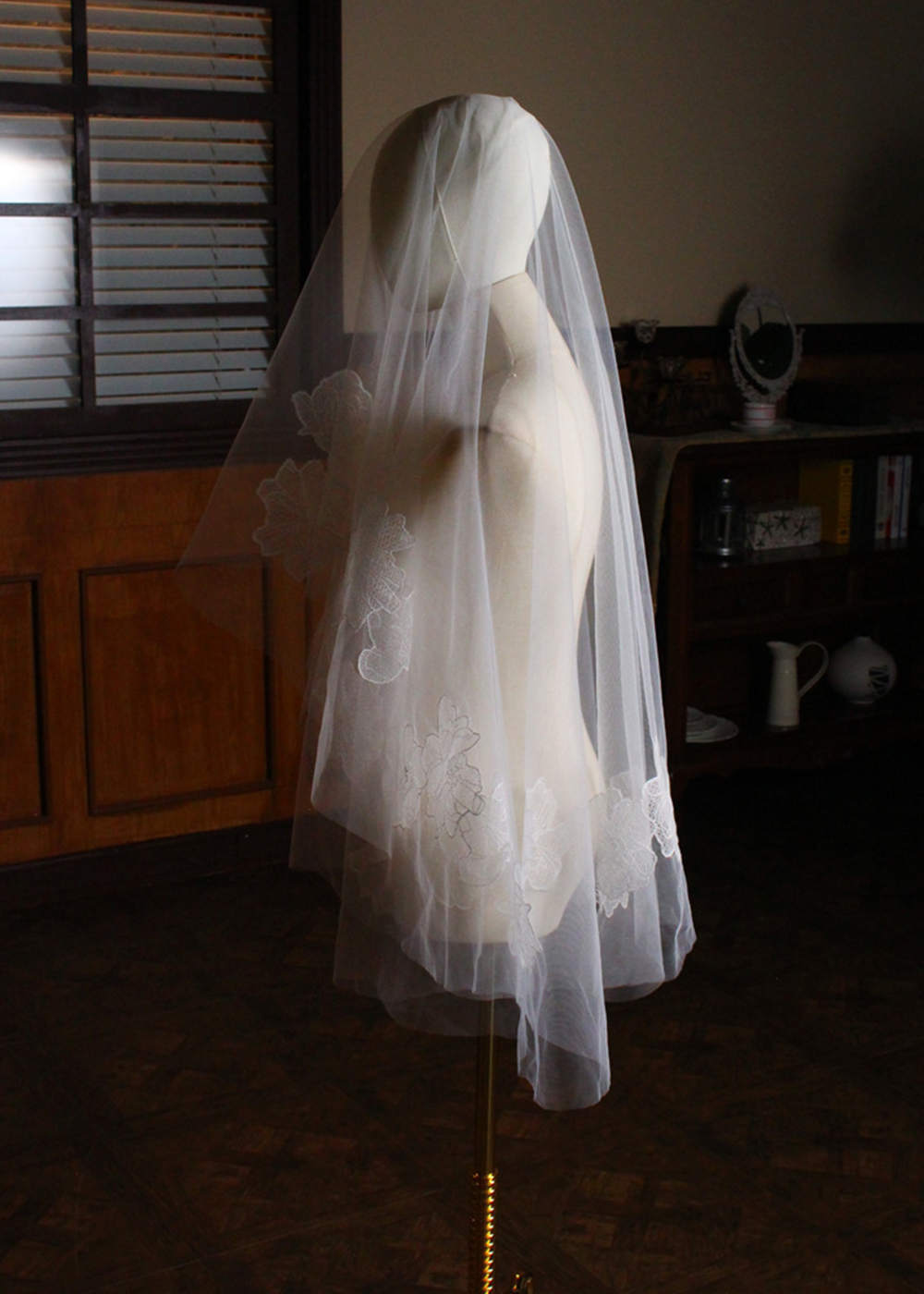 One-tier Lace Applique Tulle Fingertip Bridal Veils