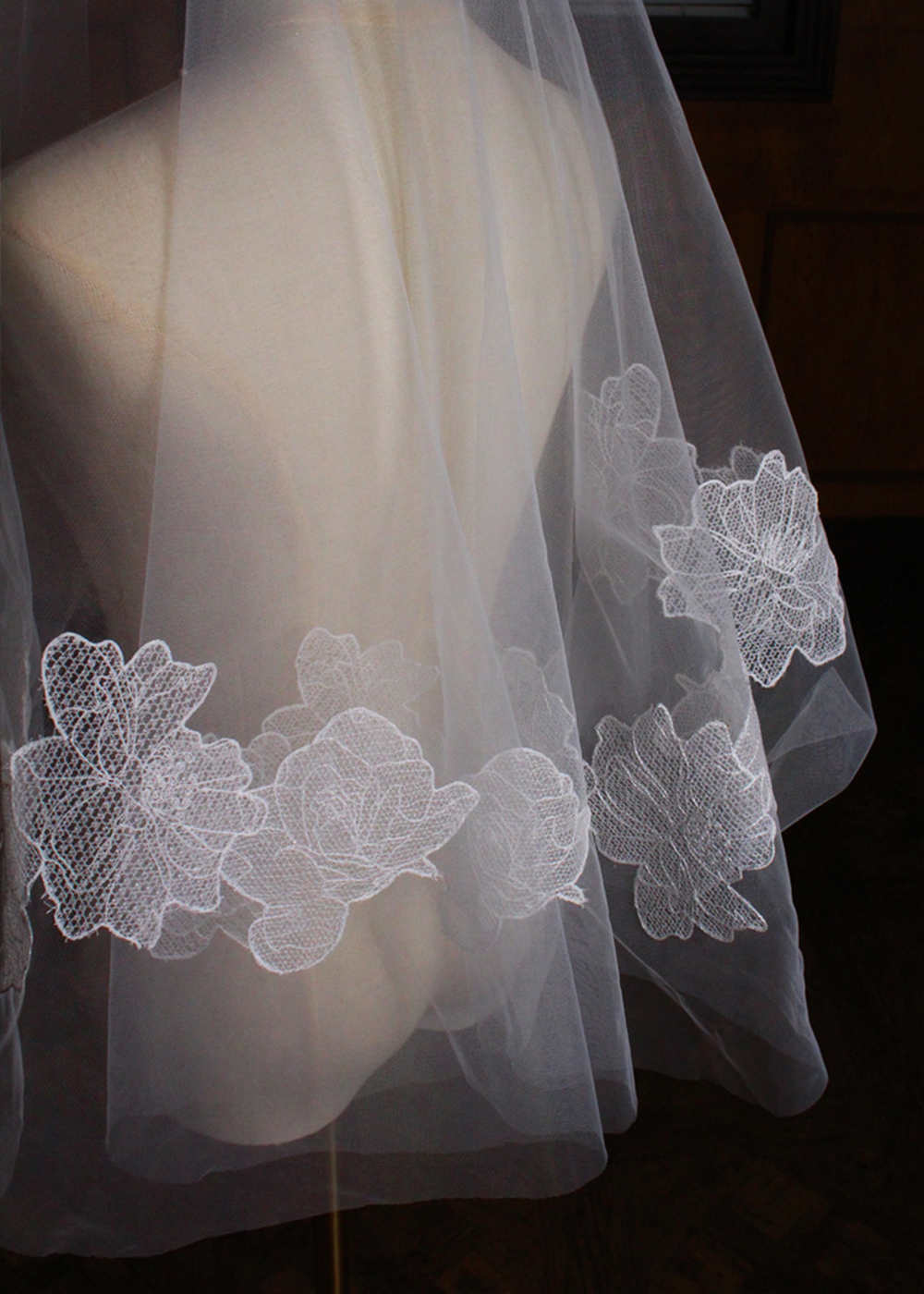 One-tier Lace Applique Tulle Fingertip Bridal Veils