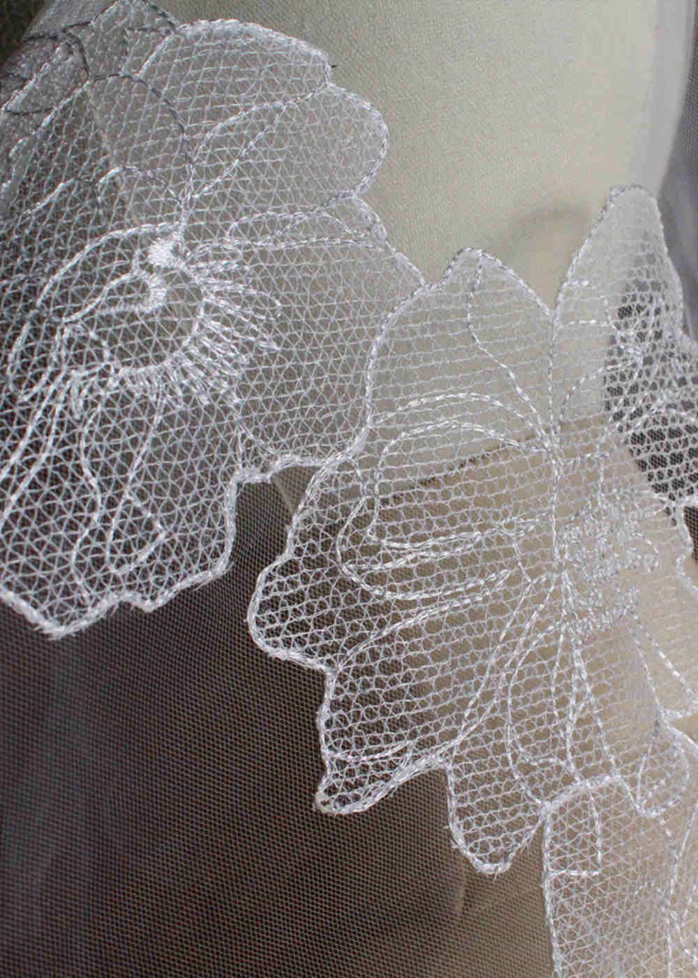 One-tier Lace Applique Tulle Fingertip Bridal Veils
