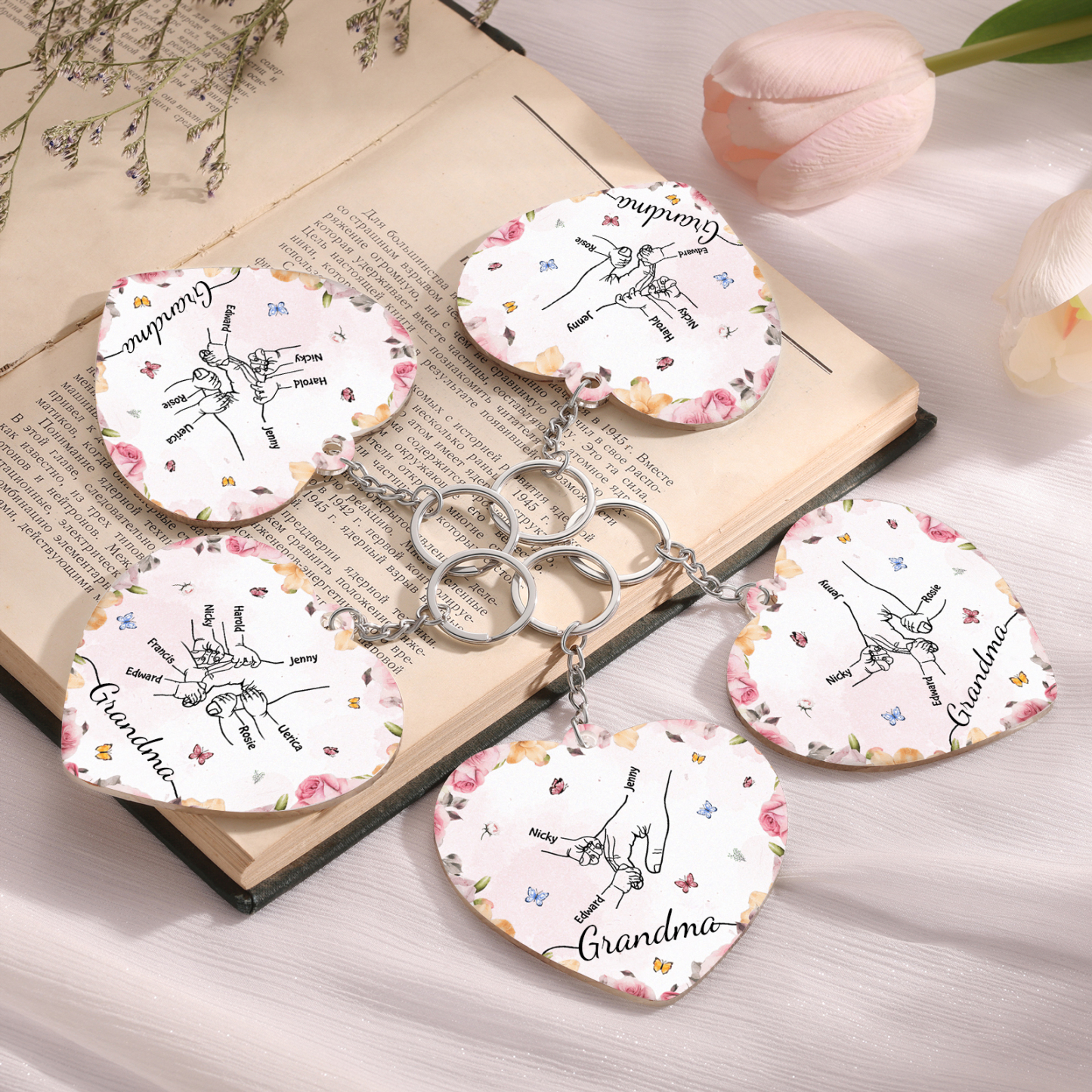 4 Names - Personalized Keychain Customized 4 Names and 1 Text Hand in Hand Keychain Gift for Grandma/Mom
