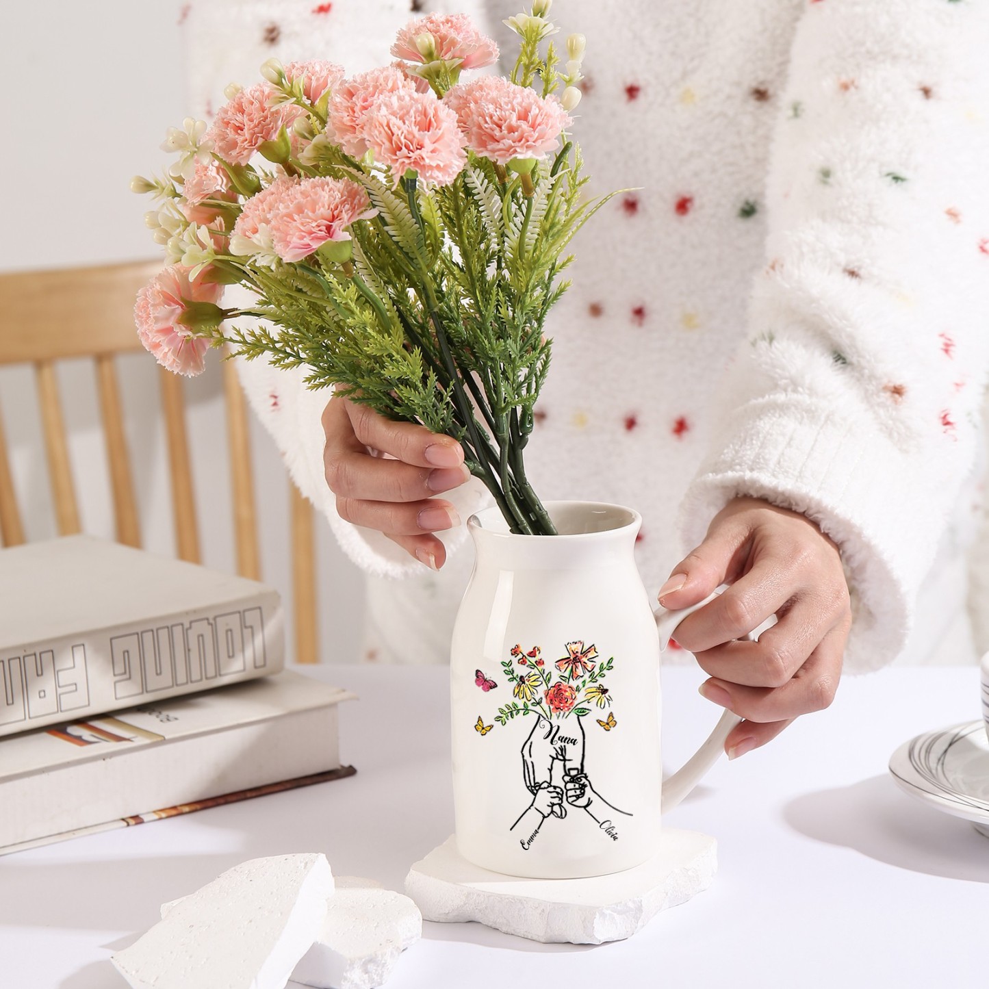 2 Names - Personalized Beautiful Flower Hand Butterfly Style Ceramic Vase with Customizable Names As a Mother's Day Gift For Mom