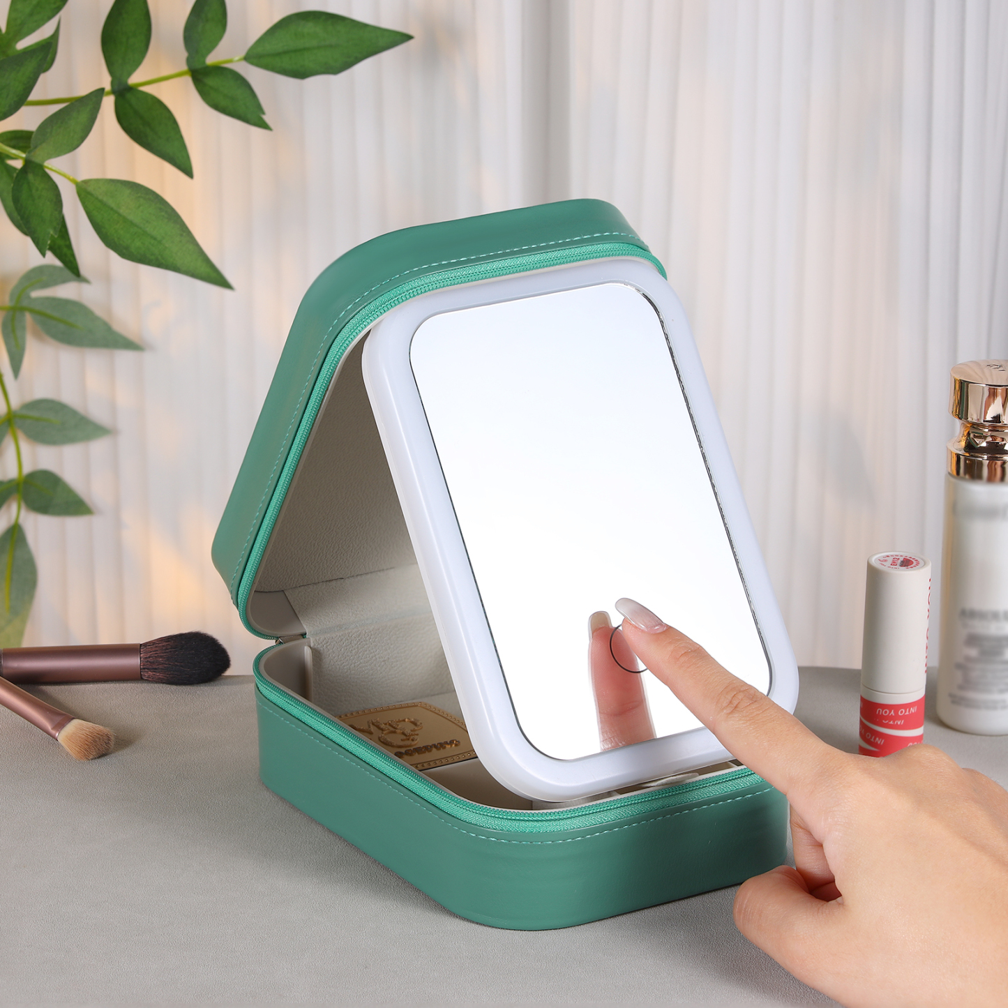 Personalized Birth Flower Portable Leather Jewelry Box with Name and LED Three Color Adjustable Makeup Mirror Travel Essential | Jessemade