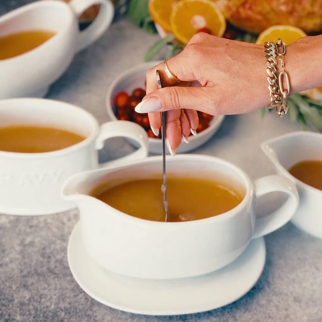 Gravy Boat & Saucer, Ceramic Serving Dish, Dispenser with Tray for Sauces, Dressings and Creamer, Large Handle, Microwave and Dishwasher Safe, White 23.8 oz (Gravy Boat with Spoon)