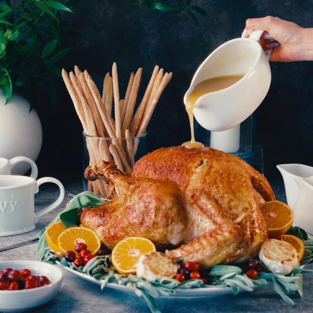 Gravy Boat & Saucer, Ceramic Serving Dish, Dispenser with Tray for Sauces, Dressings and Creamer, Large Handle, Microwave and Dishwasher Safe, White 23.8 oz (Gravy Boat with Spoon)