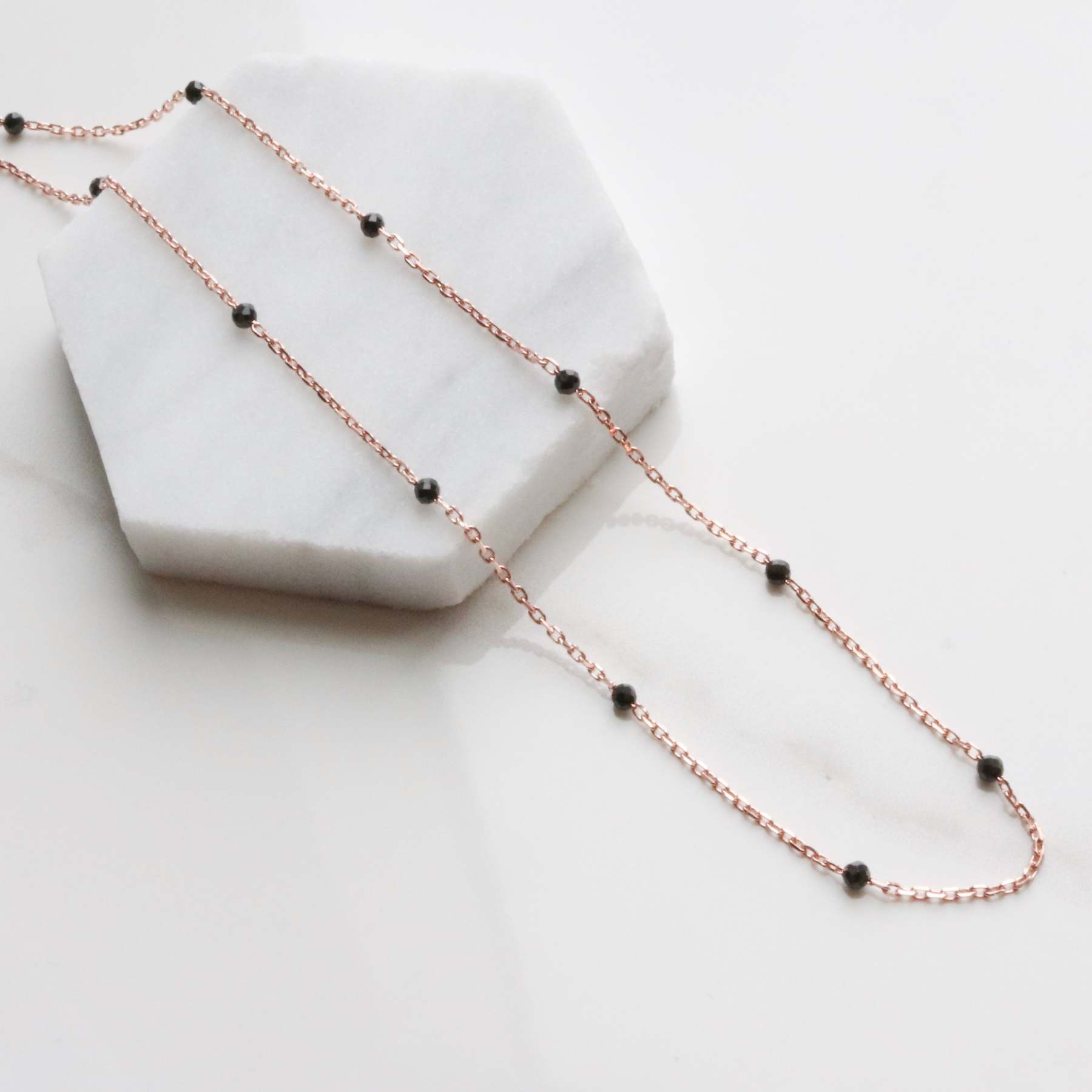 Black spinel relay necklace